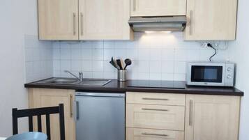 Fridge, microwave, oven, cookware/dishes/utensils