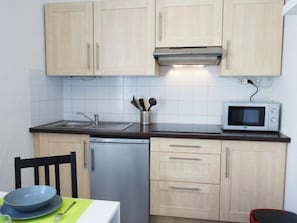 Kühlschrank, Mikrowelle, Ofen, Kochgeschirr/Geschirr/Besteck