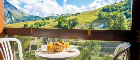 تناول الطعام بالخارج