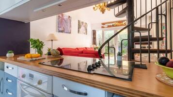 Een koelkast, een microgolfoven, een oven, een vaatwasser