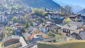 Un villaggio di montagna con architettura tradizionale, tra cui edifici in stile chalet e un mix di edifici residenziali e commerciali.