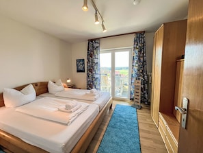 3 bedrooms, desk, internet