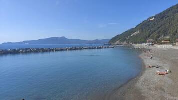 Una spiaggia nelle vicinanze