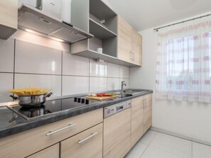 Kühlschrank, Mikrowelle, Geschirrspüler, Kochgeschirr/Geschirr/Besteck