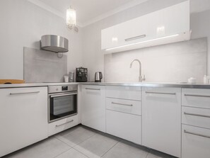 Fridge, oven, dishwasher, cookware/dishes/utensils