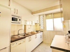 Kühlschrank, Mikrowelle, Geschirrspüler, Toaster