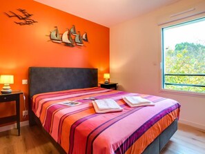 1 bedroom, desk, Internet