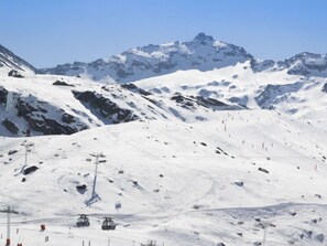 A snow-covered mountain with ski lifts and a clear sky. - Névés 150 by Interhome (Val Thorens)