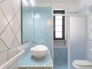 Sèche-cheveux, serviettes fournies