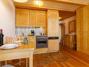 Fridge, oven, dishwasher, cookware/dishes/utensils