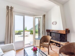 TV, fireplace - Domaine des Collieres by Interhome (Cavalaire)