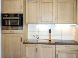 Fridge, microwave, dishwasher, cookware/dishes/utensils