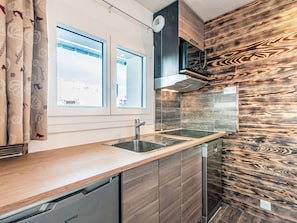 Refrigerador, microondas, lavavajillas, utensilios de cocina