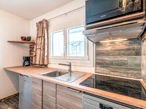 ثلاجة، ميكروويف، غسالة أطباق، مستلزمات طهي/أطباق/أوعية