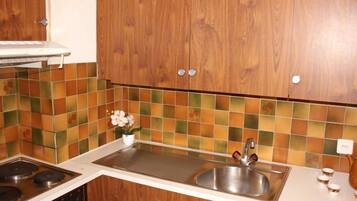 Kühlschrank, Ofen, Kochgeschirr/Geschirr/Besteck, Esstisch