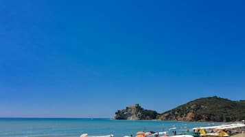 Una spiaggia nelle vicinanze