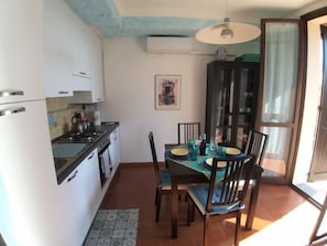 Fridge, oven, cookware/dishes/utensils