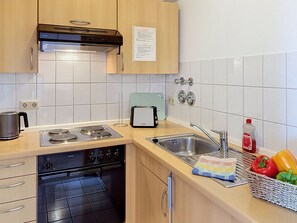 Refrigerador, horno y utensilios de cocina 