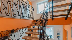 A spiral staircase with wooden steps and black metal railings, leading to an upper floor. - Rudis Appartements by Interhome (Bad Gastein)