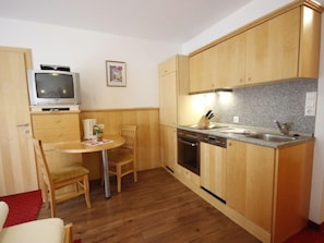 Fridge, oven, dishwasher, cookware/dishes/utensils