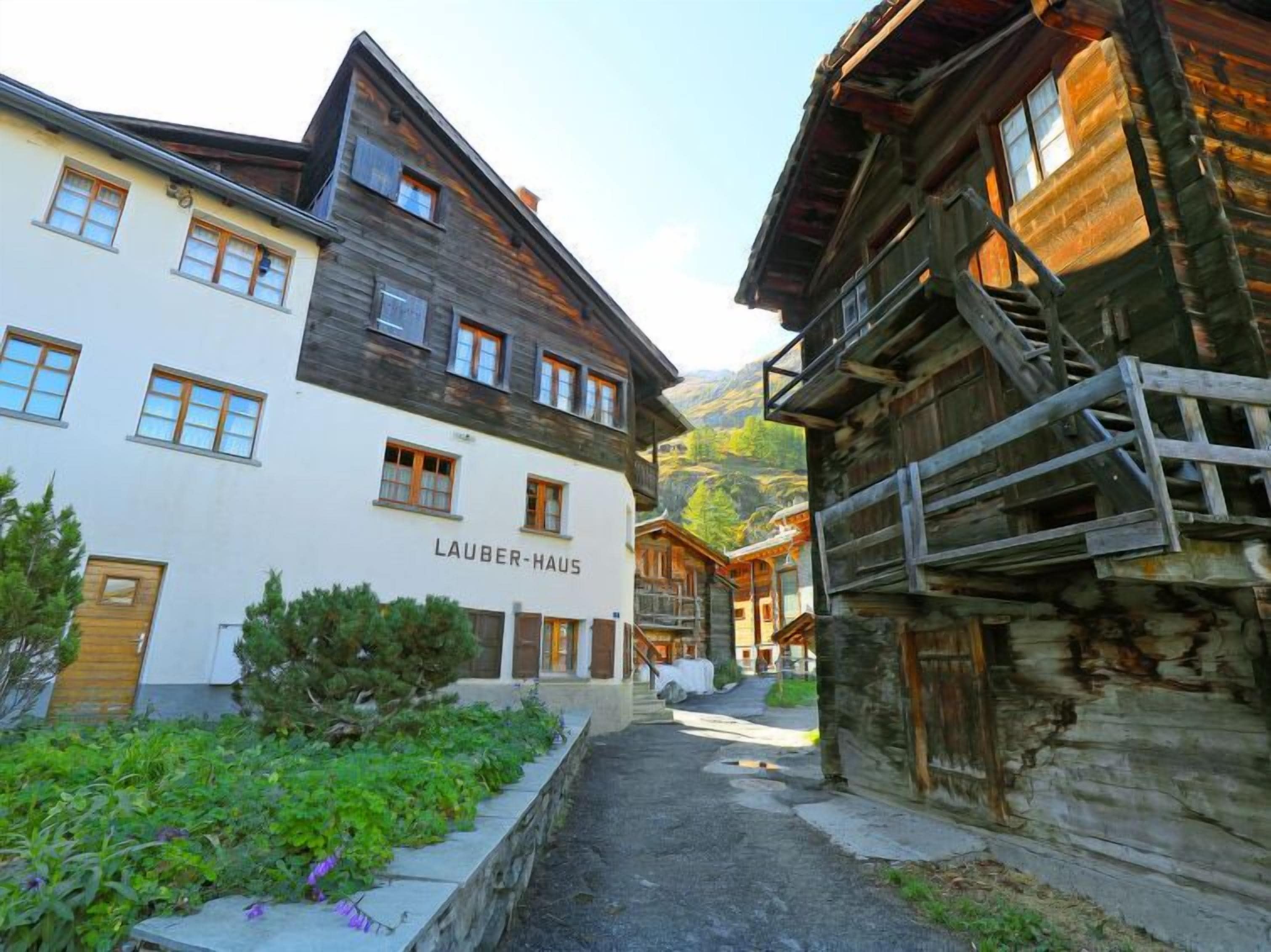 En traditionel træbygning med et skilt, der viser "LAUBER-HAUS".