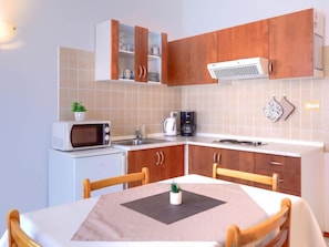 KĂŒhlschrank, Mikrowelle, Kochgeschirr/Geschirr/Besteck