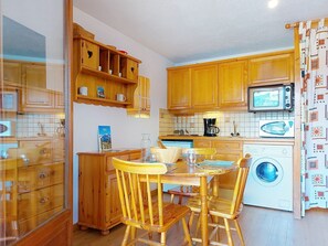 Refrigerador, horno, tostadora, utensilios de cocina