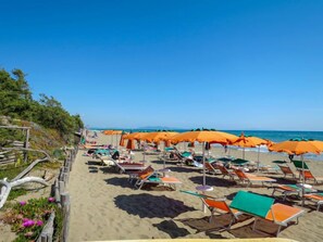 Una spiaggia nelle vicinanze