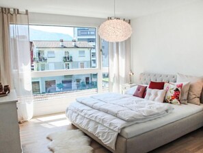 2 slaapkamers, een bureau, internet