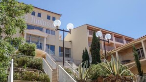 Un hotel con un letrero que dice "Thalasso" y una escalera que lleva a la entrada.