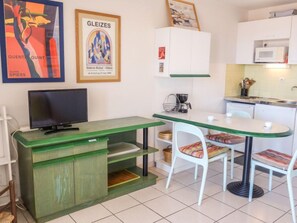 Kühlschrank, Mikrowelle, Kochgeschirr/Geschirr/Besteck