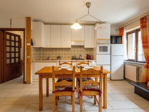 Fridge, oven, dishwasher, cookware/dishes/utensils - Santa Lucia by Interhome (Bormio)