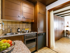 Kühlschrank, Ofen, Geschirrspüler, Kochgeschirr/Geschirr/Besteck