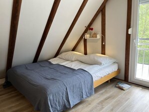 3 bedrooms, desk, Internet