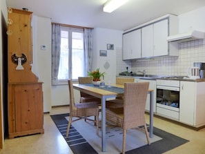 Fridge, oven, toaster, cookware/dishes/utensils