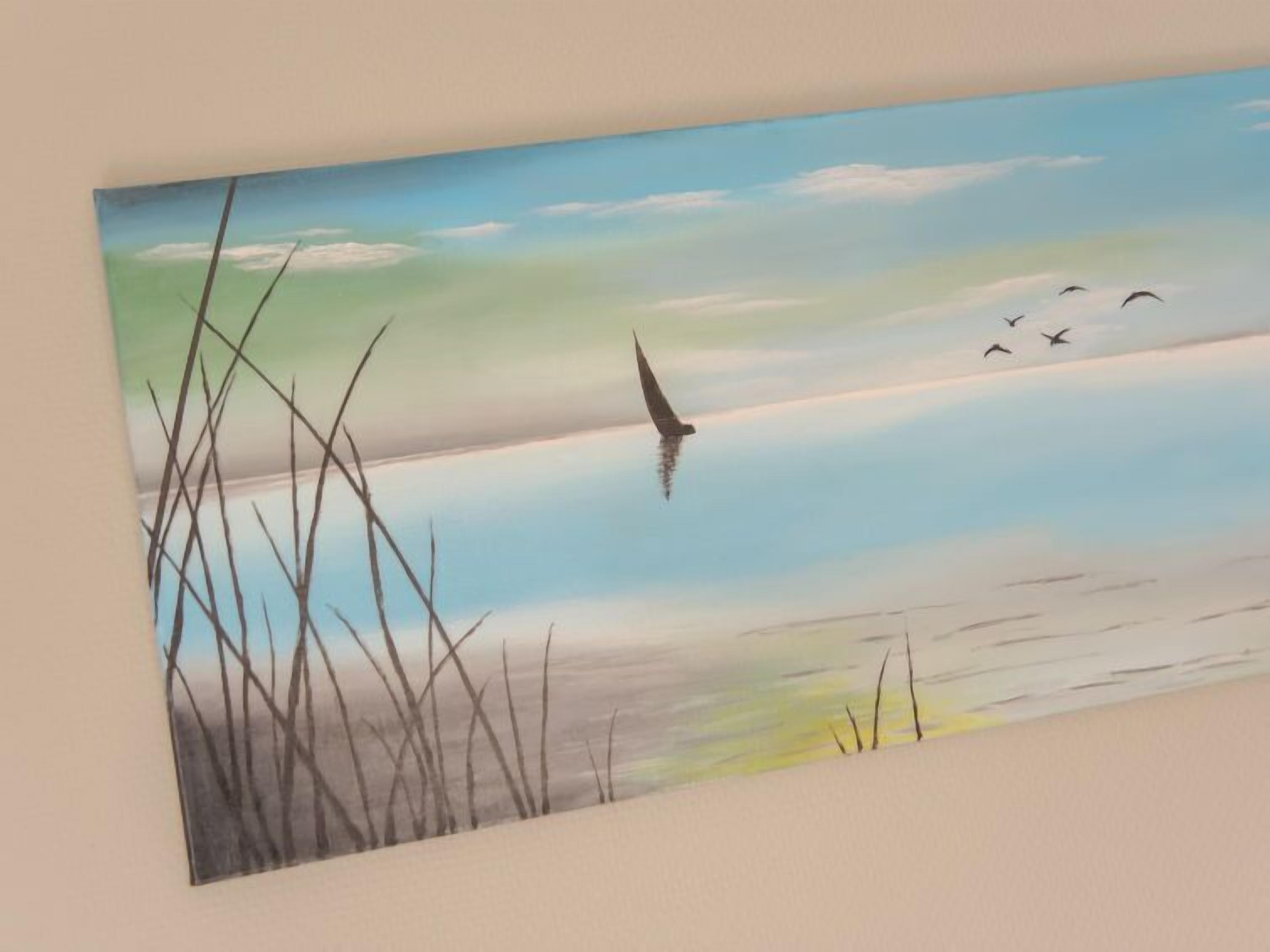 Een schilderij van een vogel die boven stilstaand water vliegt, met rietkragen op de voorgrond.