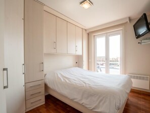 2 bedrooms, iron/ironing board, internet