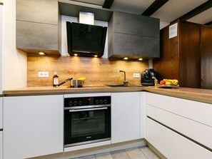 Kühlschrank, Ofen, Geschirrspüler, Hochstuhl