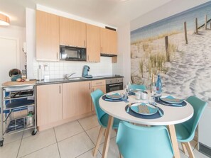 Een koelkast, een microgolfoven, een oven, een vaatwasser