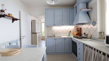 KĂŒhlschrank, Mikrowelle, Ofen, Kochgeschirr/Geschirr/Besteck