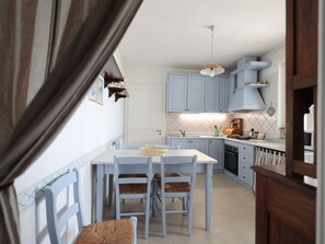 Fridge, microwave, oven, cookware/dishes/utensils - Grillo-Villa Anna by Interhome (Castro)