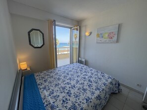 1 slaapkamer, een strijkplank/strijkijzer, internet