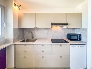 Jääkaappi, mikroaaltouuni, leivänpaahdin, syöttötuoli