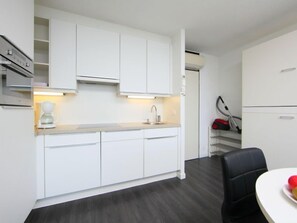 Kühlschrank, Mikrowelle, Geschirrspüler, Hochstuhl