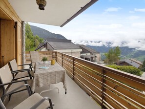 Outdoor dining - La Toura by Interhome (Verbier)