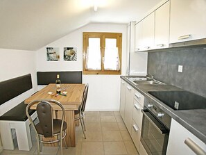 Kühlschrank, Ofen, Geschirrspüler, Kochgeschirr/Geschirr/Besteck