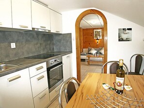 Fridge, oven, dishwasher, cookware/dishes/utensils