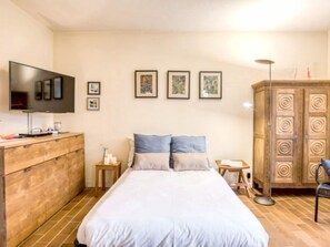 1 slaapkamer, een strijkplank/strijkijzer, internet