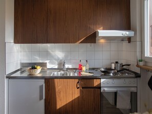 Fridge, oven, cookware/dishes/utensils - Tschingelhorn Apt. R by Interhome (Wengen)