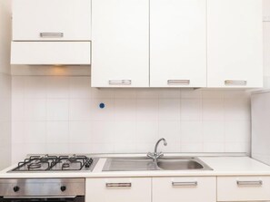 Kühlschrank, Ofen, Kochgeschirr/Geschirr/Besteck, Gefrierschrank